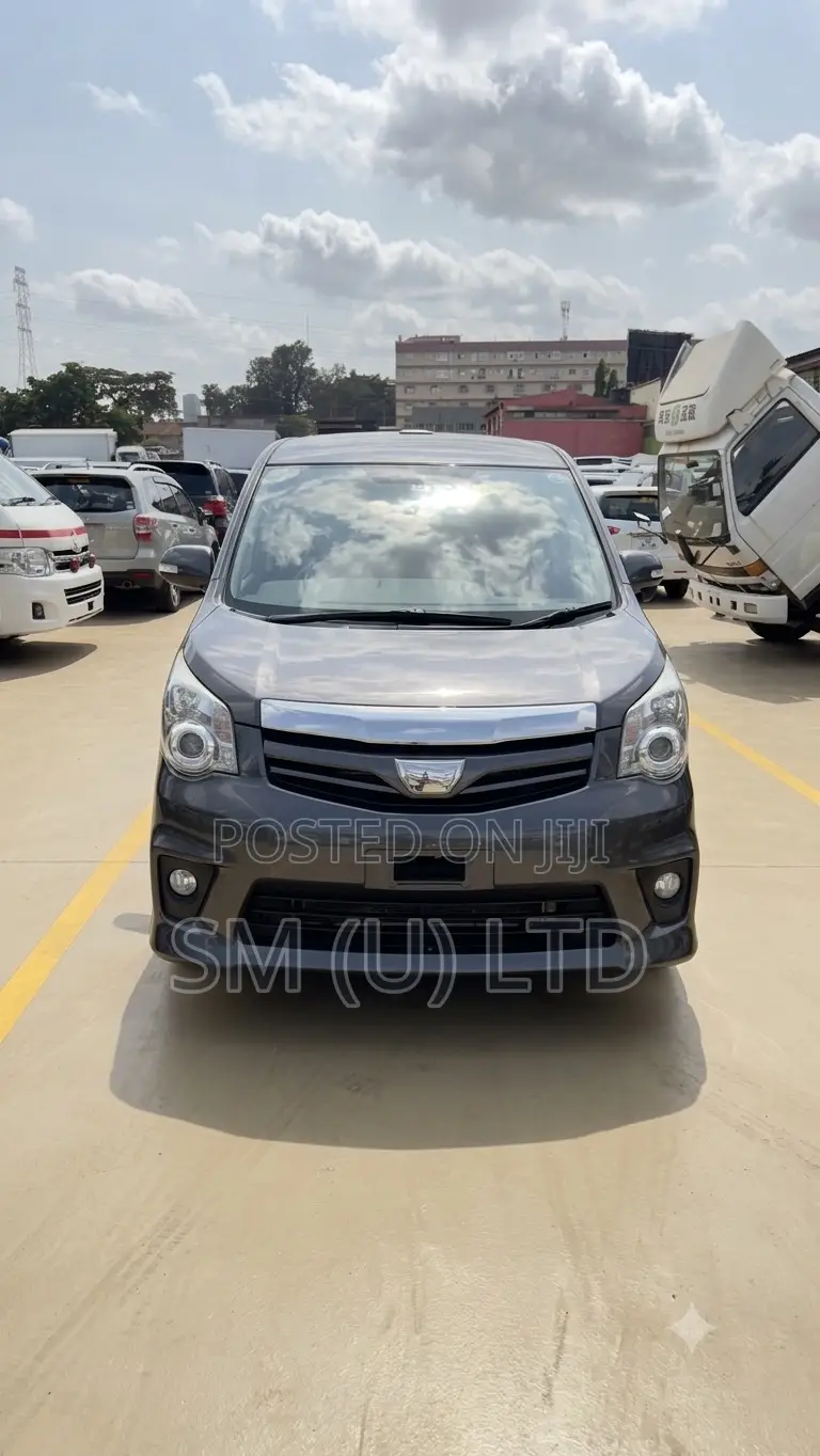 Toyota Noah 2013 Gray