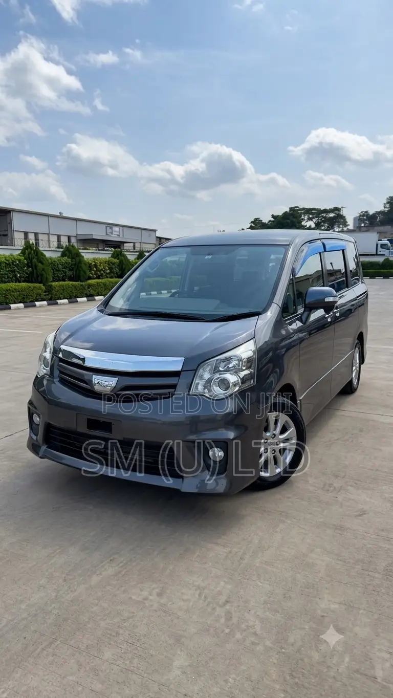 Toyota Noah 2013 Gray