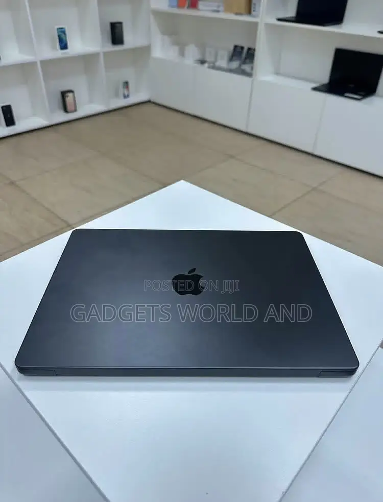 New Laptop Apple MacBook Pro 18GB Apple M3 Pro SSD 512GB