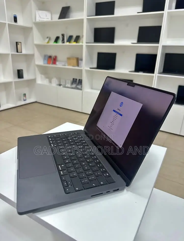 New Laptop Apple MacBook Pro 18GB Apple M3 Pro SSD 512GB