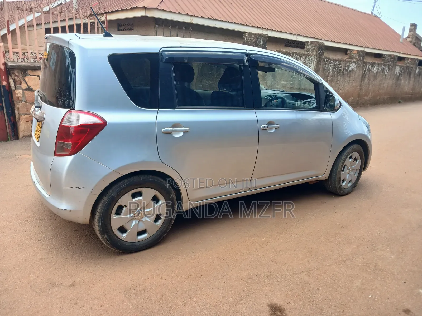 Toyota Ractis 2009 Silver