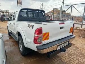 Toyota Hilux 2003 White