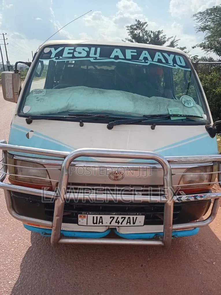 Toyota HiAce 2001 White