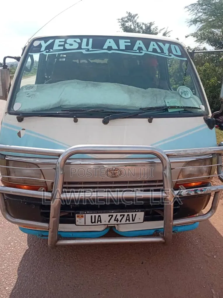Toyota HiAce 2001 White