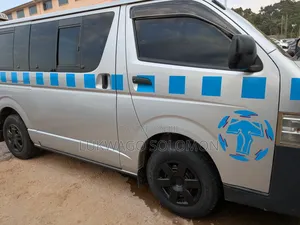 Toyota Regius 2011 Silver