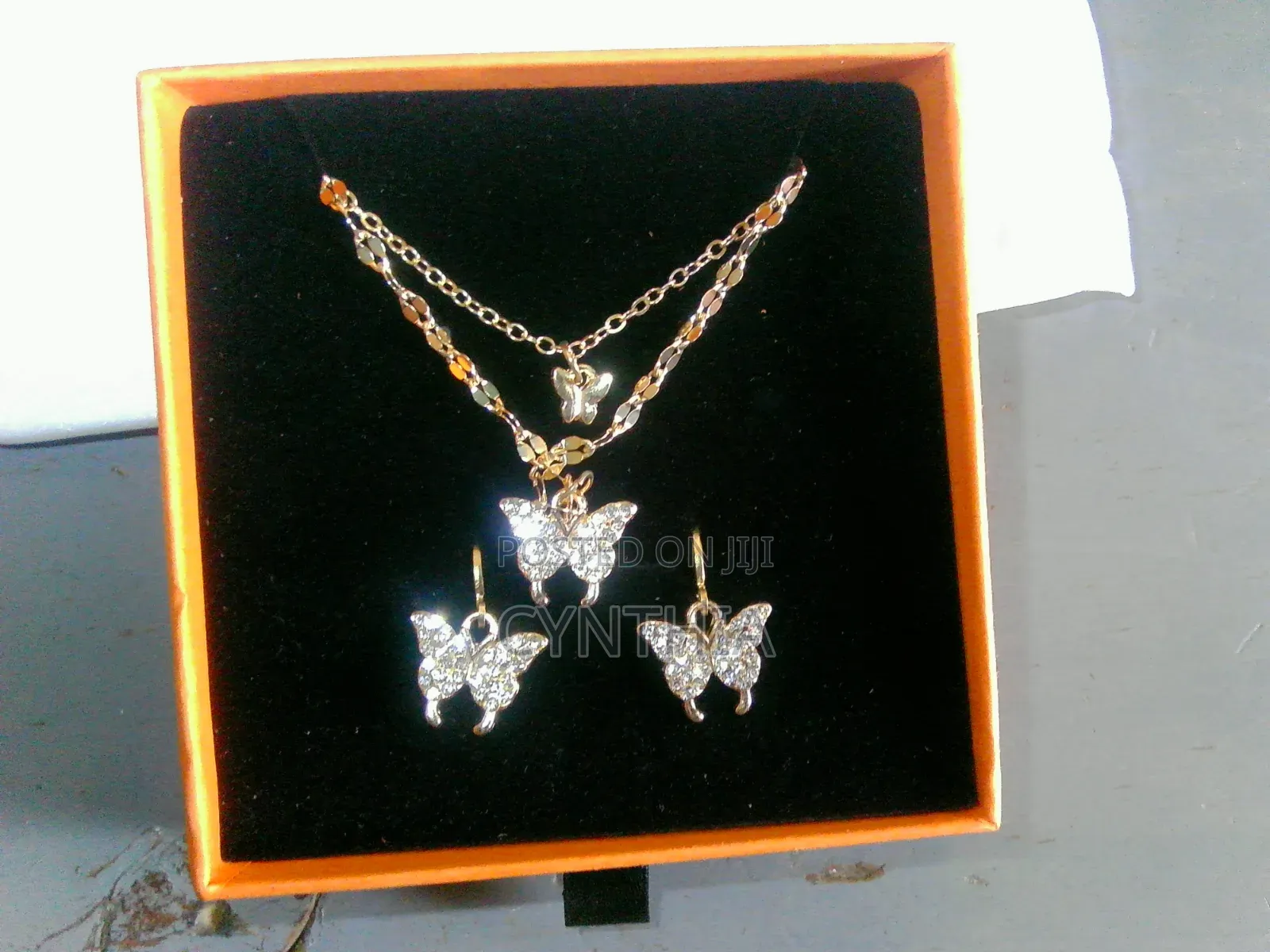 Set of Necklace and Earings