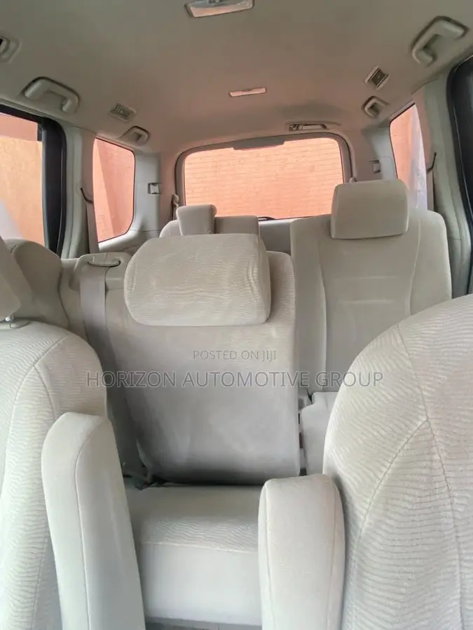 Toyota Noah 2.0 143hp AWD (8 Seater) 2011 White