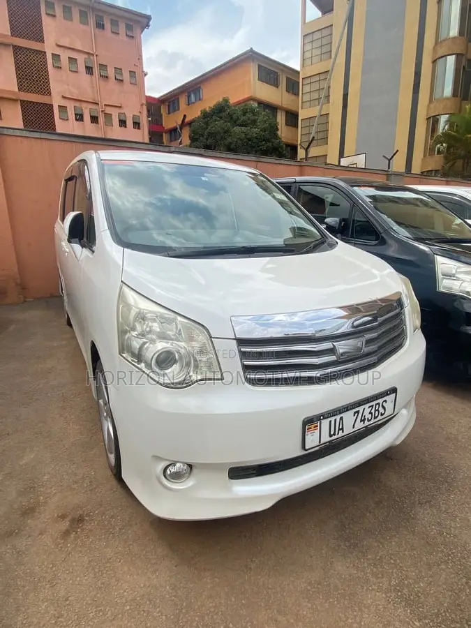 Toyota Noah 2.0 143hp AWD (8 Seater) 2011 White