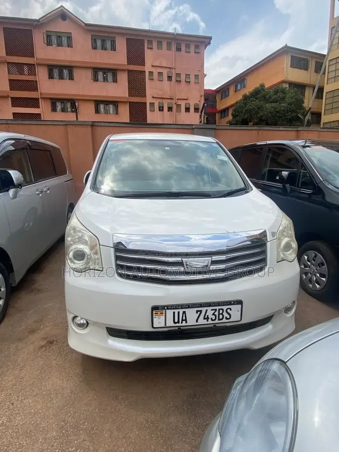 Toyota Noah 2.0 143hp AWD (8 Seater) 2011 White