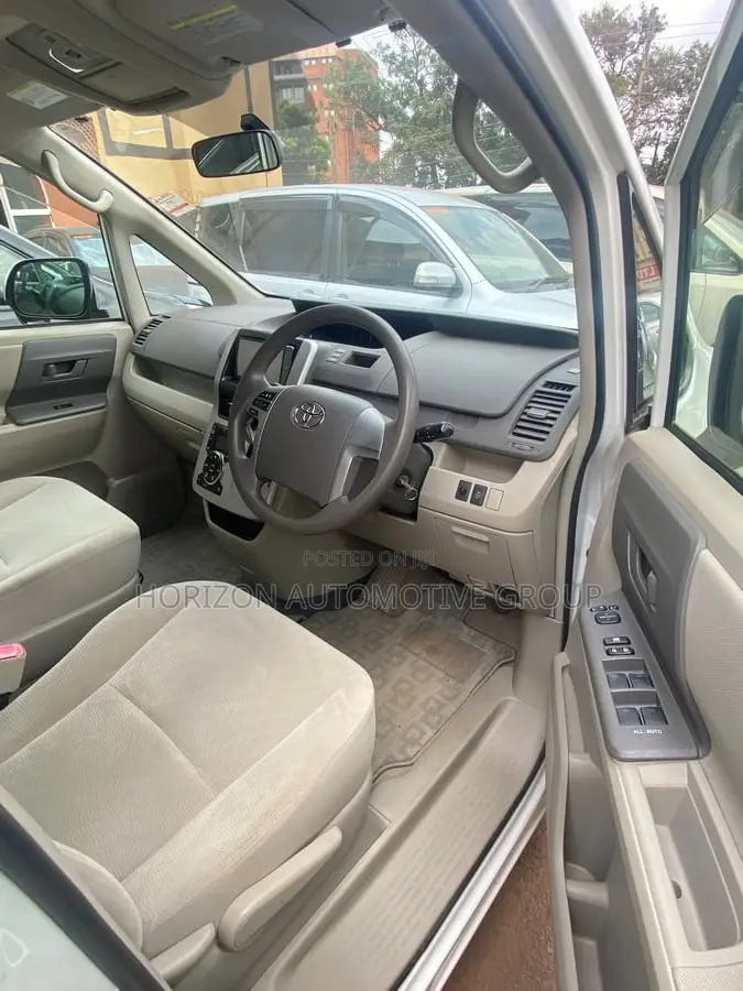 Toyota Noah 2.0 143hp AWD (8 Seater) 2011 White
