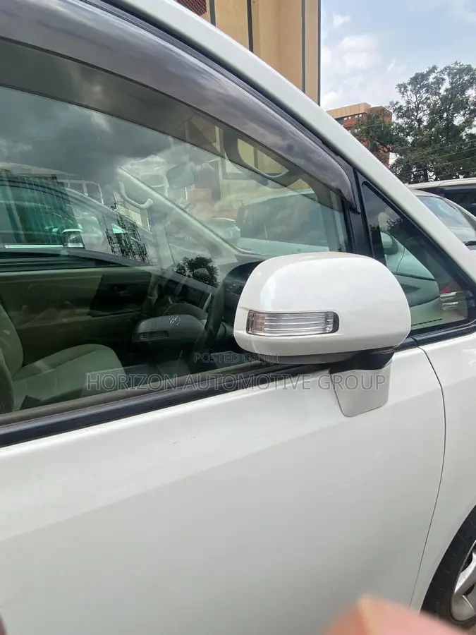 Toyota Noah 2.0 143hp AWD (8 Seater) 2011 White