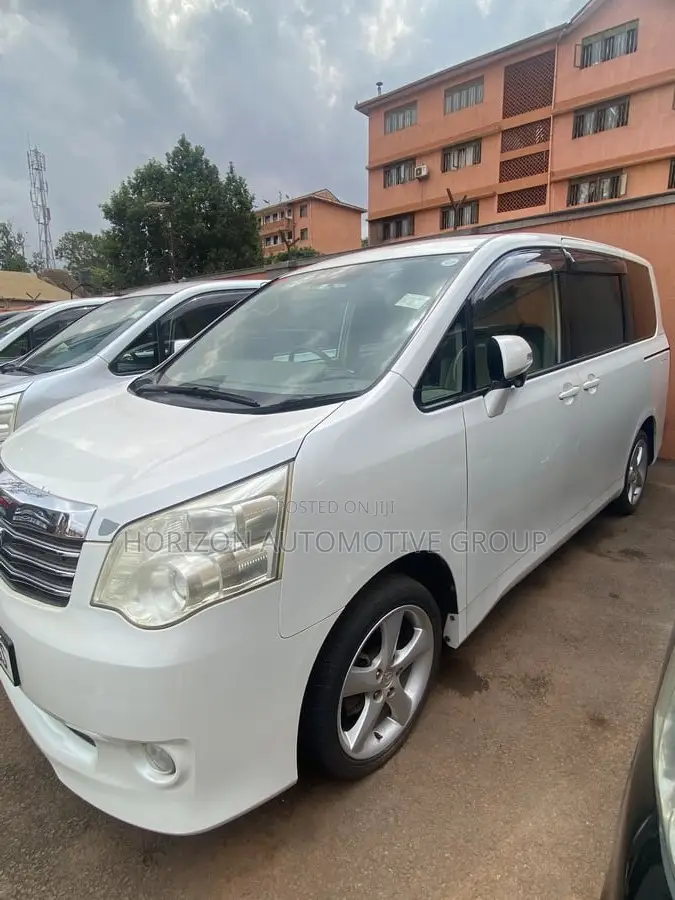 Toyota Noah 2.0 143hp AWD (8 Seater) 2011 White