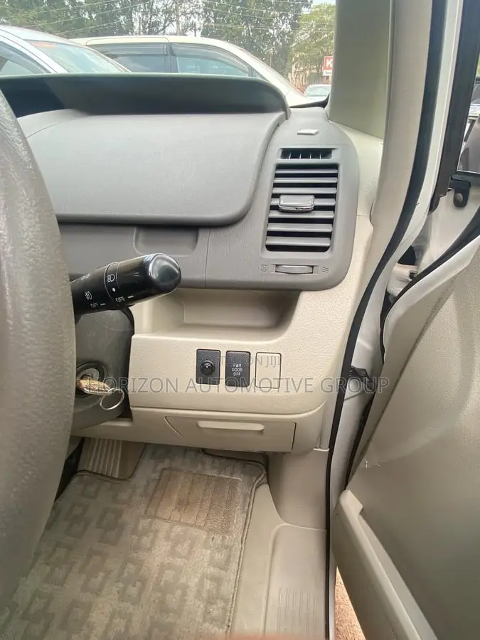 Toyota Noah 2.0 143hp AWD (8 Seater) 2011 White