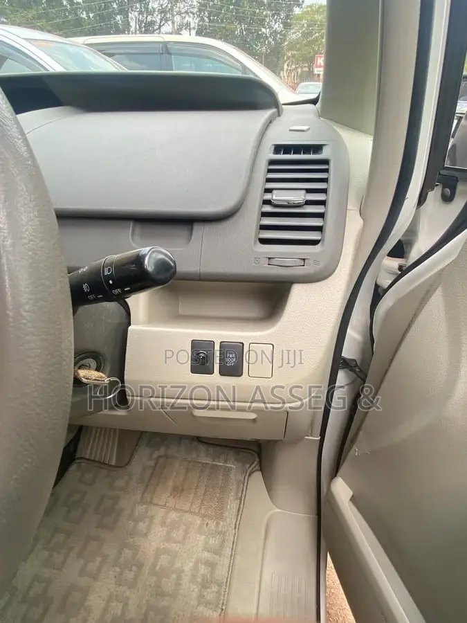 Toyota Noah 2.0 143hp AWD (8 Seater) 2011 White