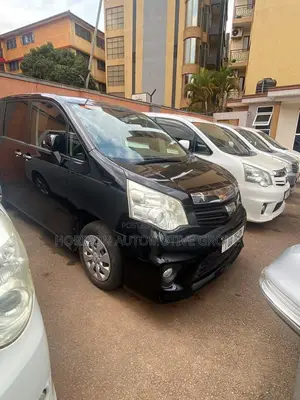 Toyota Noah 2.0 143hp AWD (8 Seater) 2012 Black