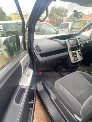 Toyota Noah 2.0 143hp AWD (8 Seater) 2012 Black