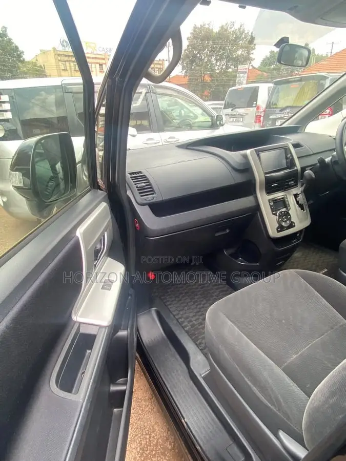Toyota Noah 2.0 143hp AWD (8 Seater) 2012 Black