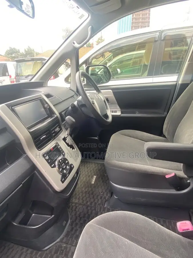 Toyota Noah 2.0 143hp AWD (8 Seater) 2012 Black
