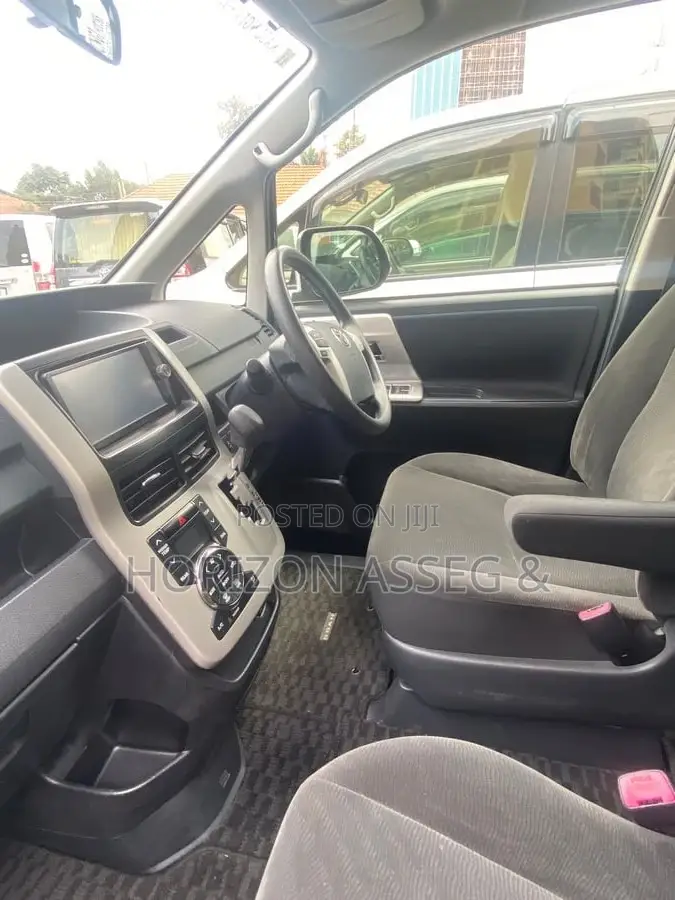 Toyota Noah 2.0 143hp AWD (8 Seater) 2012 Black
