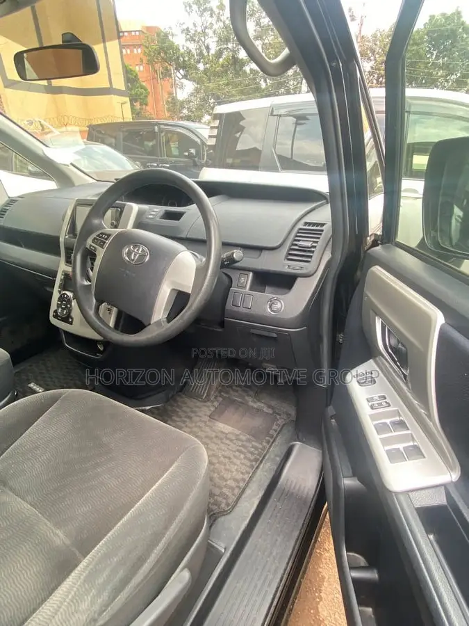 Toyota Noah 2.0 143hp AWD (8 Seater) 2012 Black