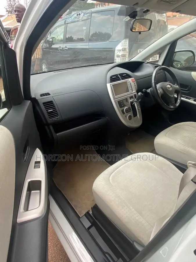 Toyota Ractis 1.3 FWD 2010 White