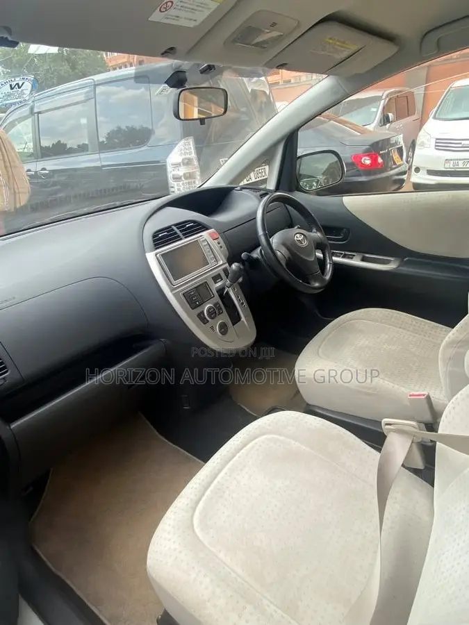 Toyota Ractis 1.3 FWD 2010 White