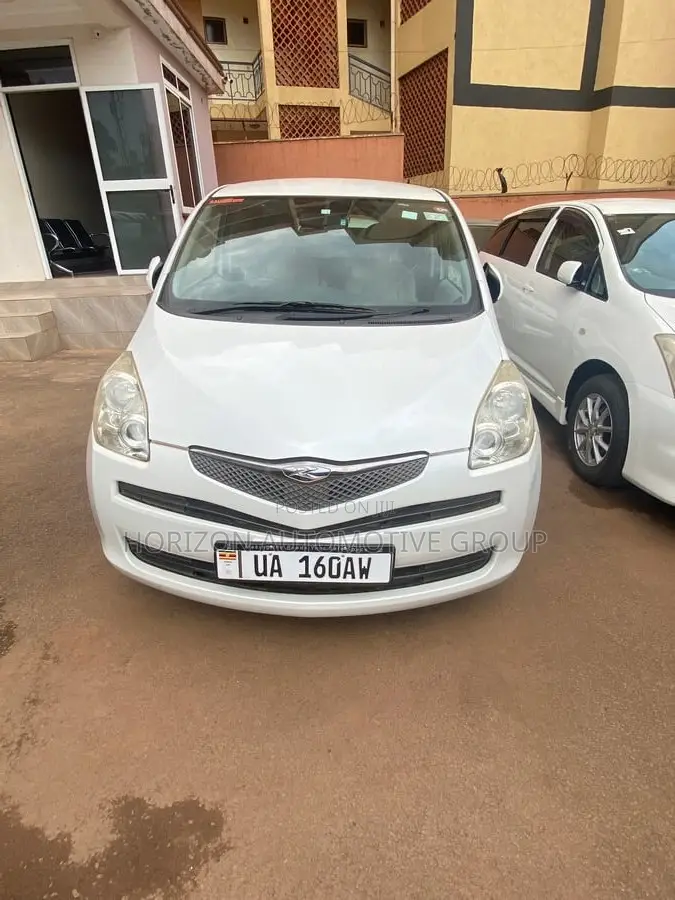 Toyota Ractis 1.3 FWD 2010 White
