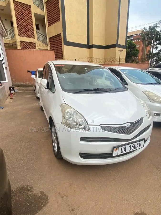 Toyota Ractis 1.3 FWD 2010 White