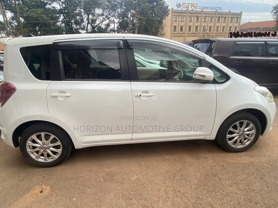 Toyota Ractis 1.3 FWD 2010 White
