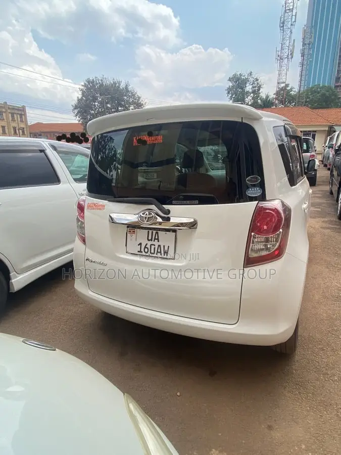 Toyota Ractis 1.3 FWD 2010 White