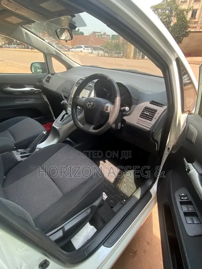 Toyota Auris 2011 White