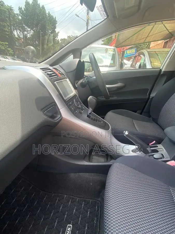 Toyota Auris 2011 White