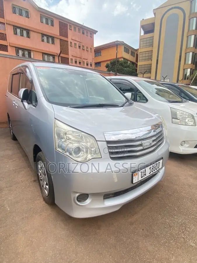 Toyota Noah 2.0 143hp AWD (8 Seater) 2012 Silver