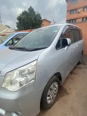 Toyota Noah 2.0 143hp AWD (8 Seater) 2012 Silver