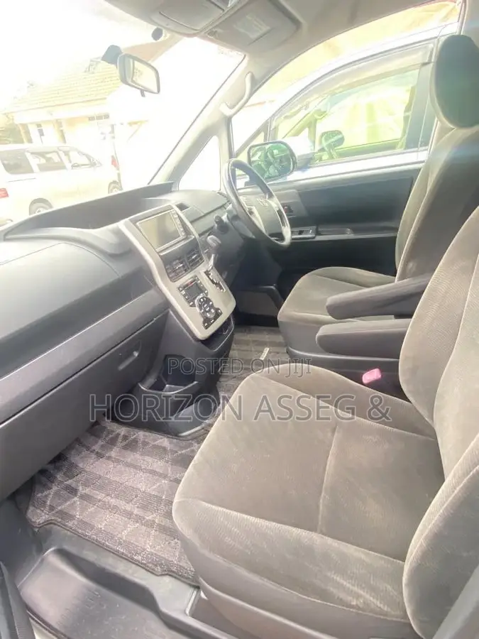 Toyota Noah 2.0 143hp AWD (8 Seater) 2012 Silver
