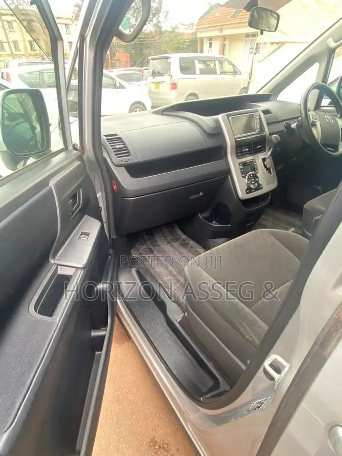 Toyota Noah 2.0 143hp AWD (8 Seater) 2012 Silver