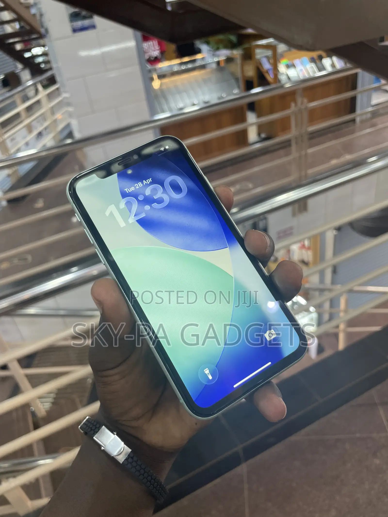 New Apple iPhone 11 64 GB Green