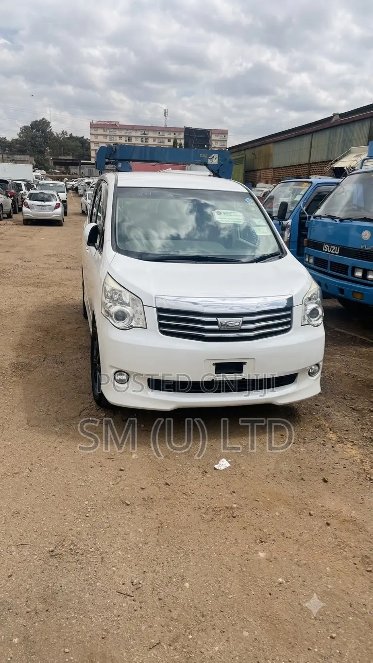 Toyota Noah 2013 White