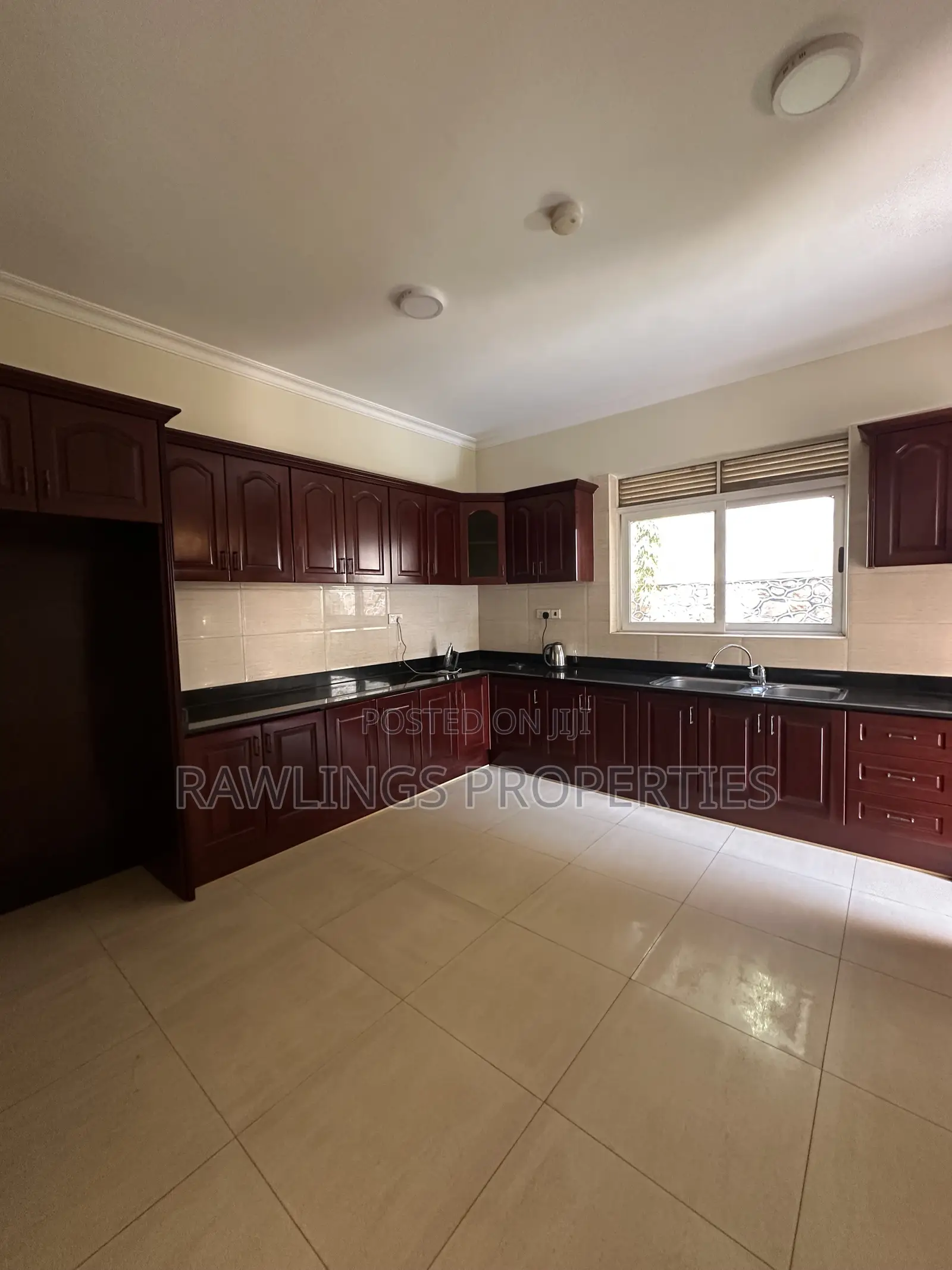 4bdrm Townhouse / Terrace in Munyonyo, Makindye for rent