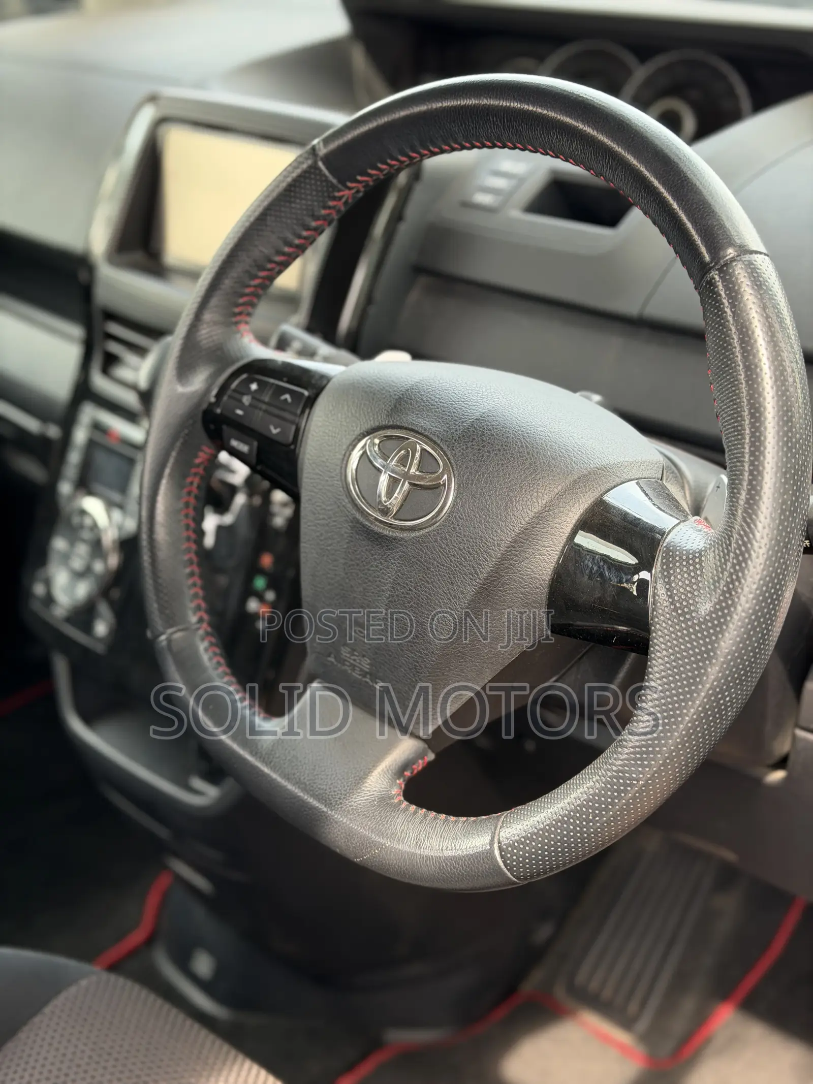 Toyota Noah 2.0 143hp AWD (8 Seater) 2012 White