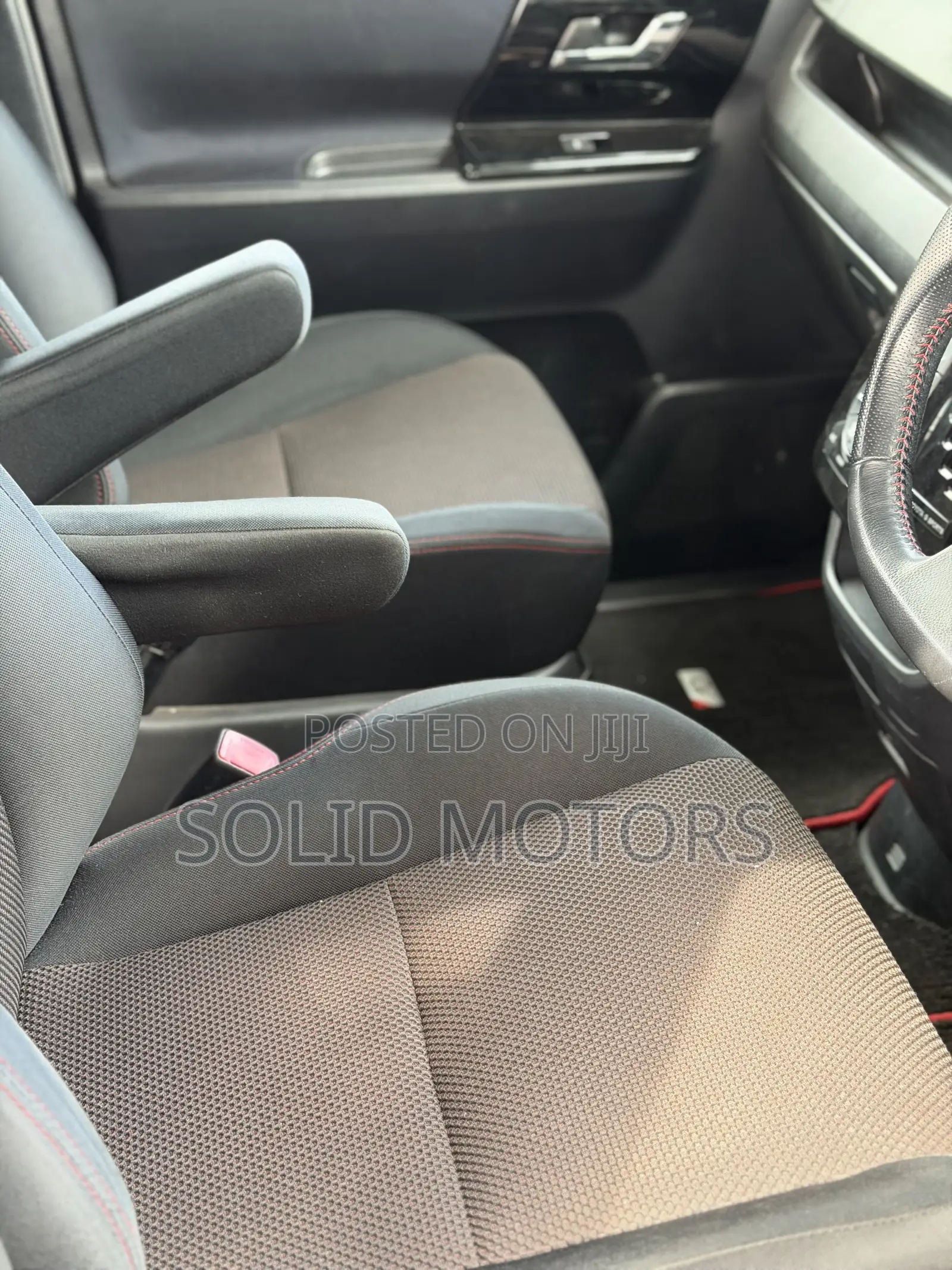 Toyota Noah 2.0 143hp AWD (8 Seater) 2012 White