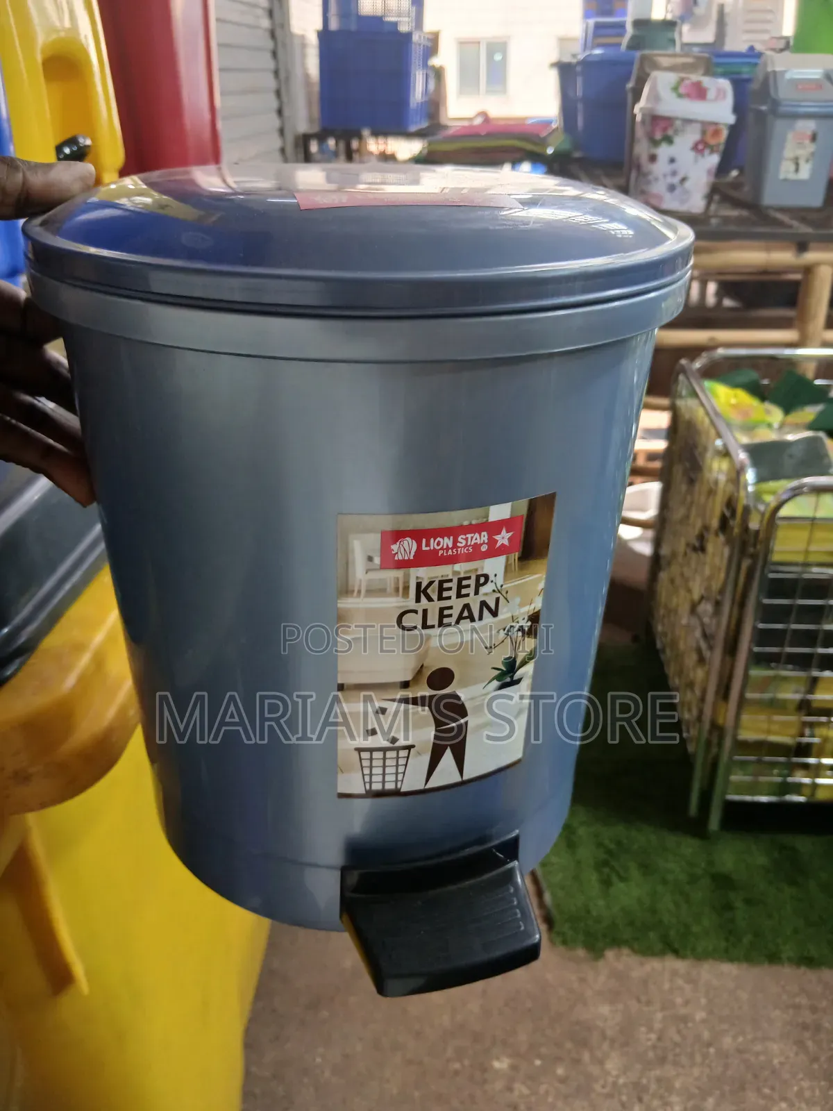 Lion Star Brand Plastic Pedal Dustbin.
It Has a 10-Liter Capacity