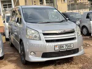 Toyota Noah 2009 Silver