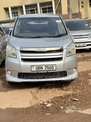 Toyota Noah 2009 Silver