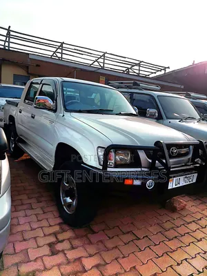 Toyota Hilux 1998 White