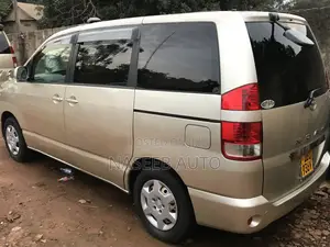 Toyota Noah 2005 Gold