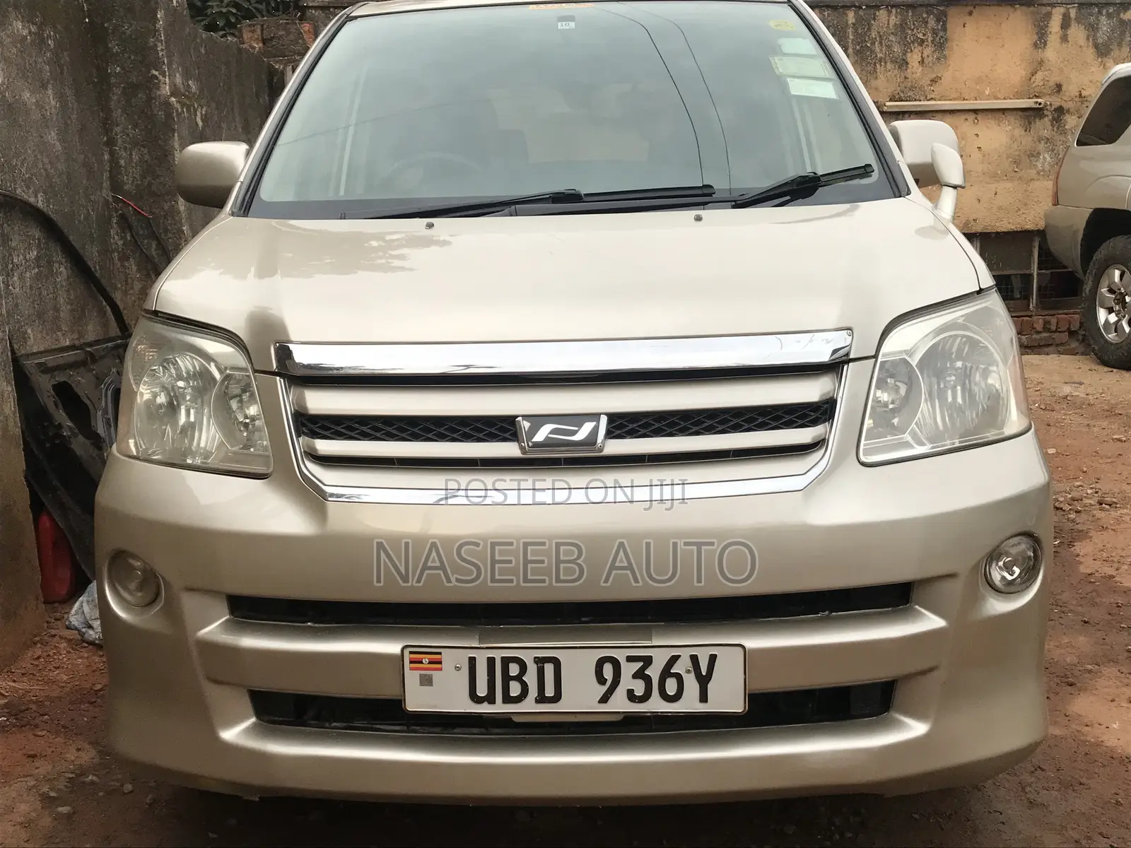 Toyota Noah 2005 Gold