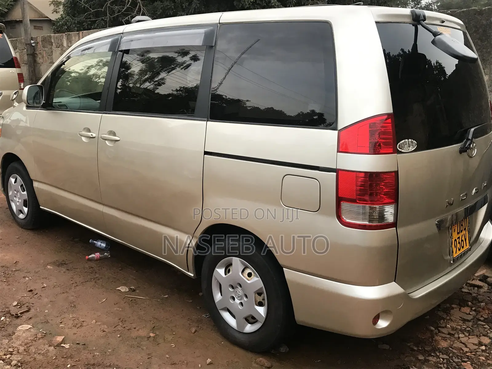 Toyota Noah 2005 Gold