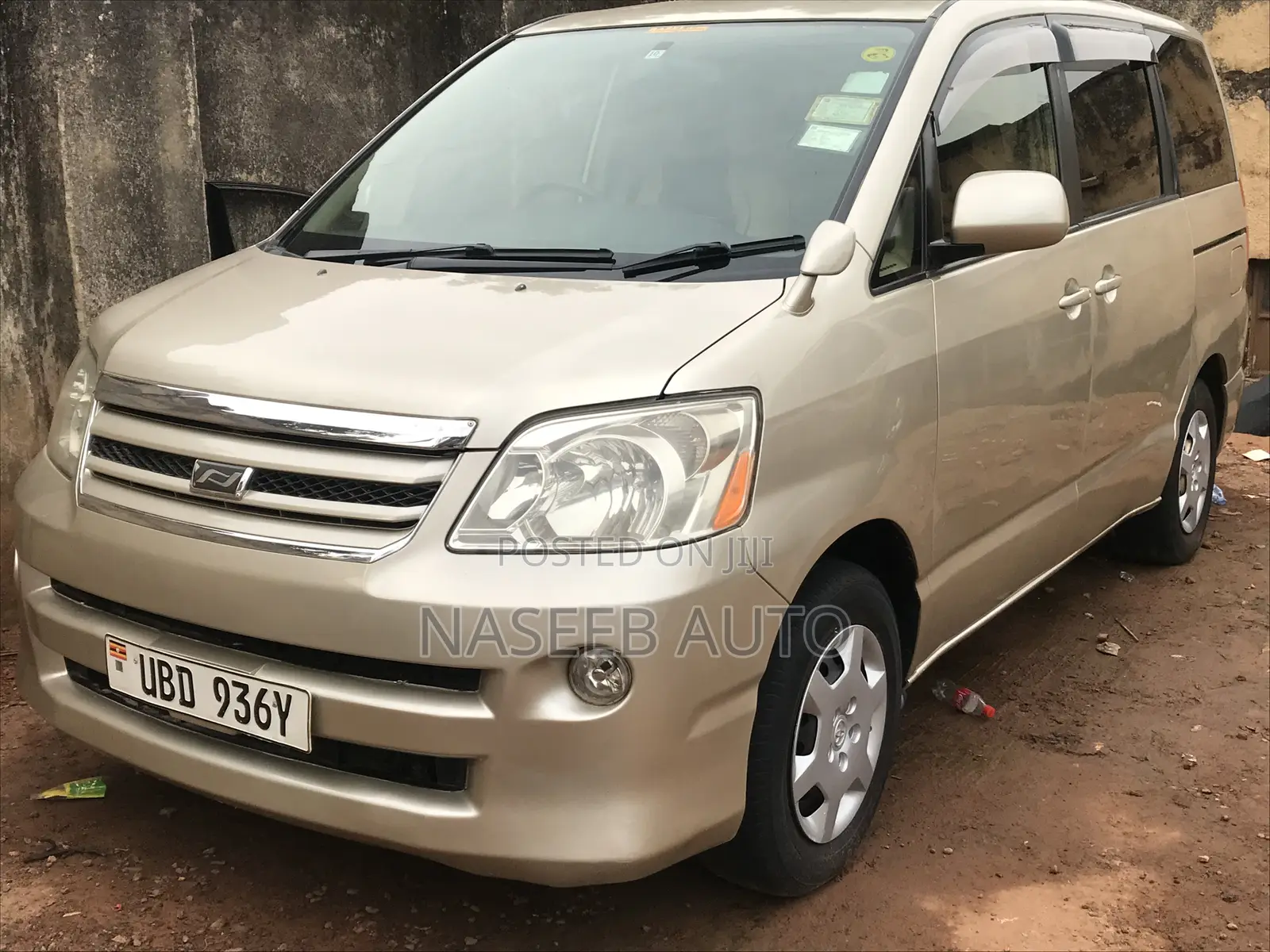 Toyota Noah 2005 Gold