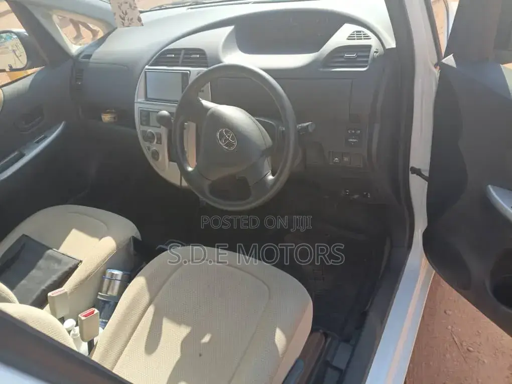 Toyota Ractis 1.3 FWD 2011 White